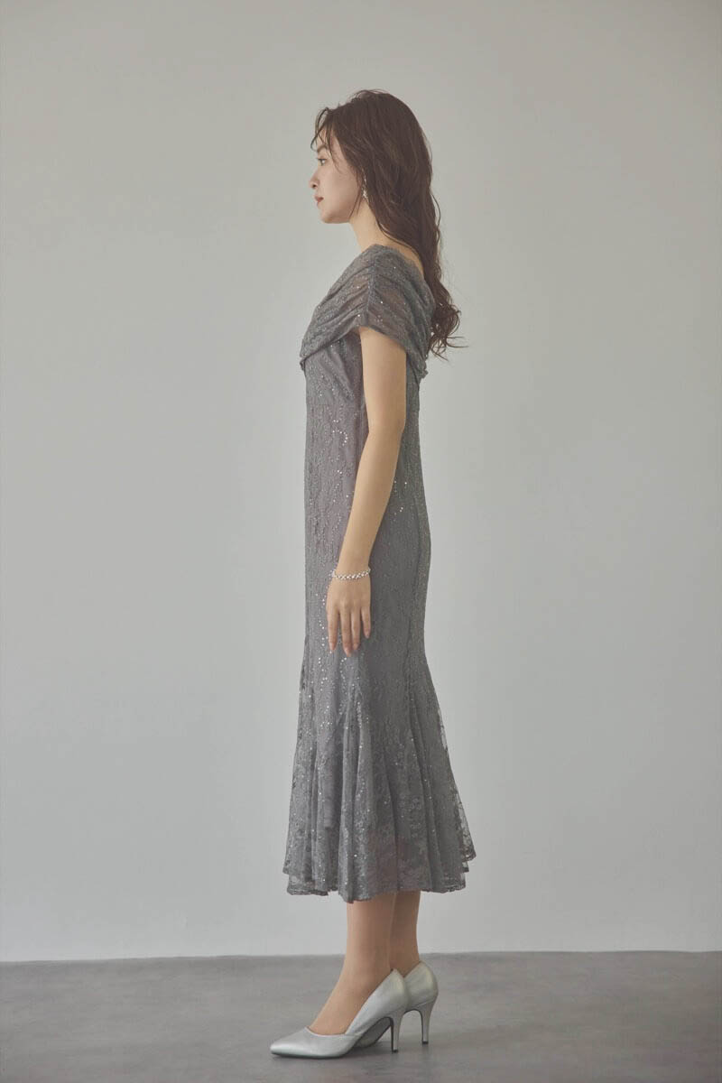 グレーのオフショルマーメイドレースドレス