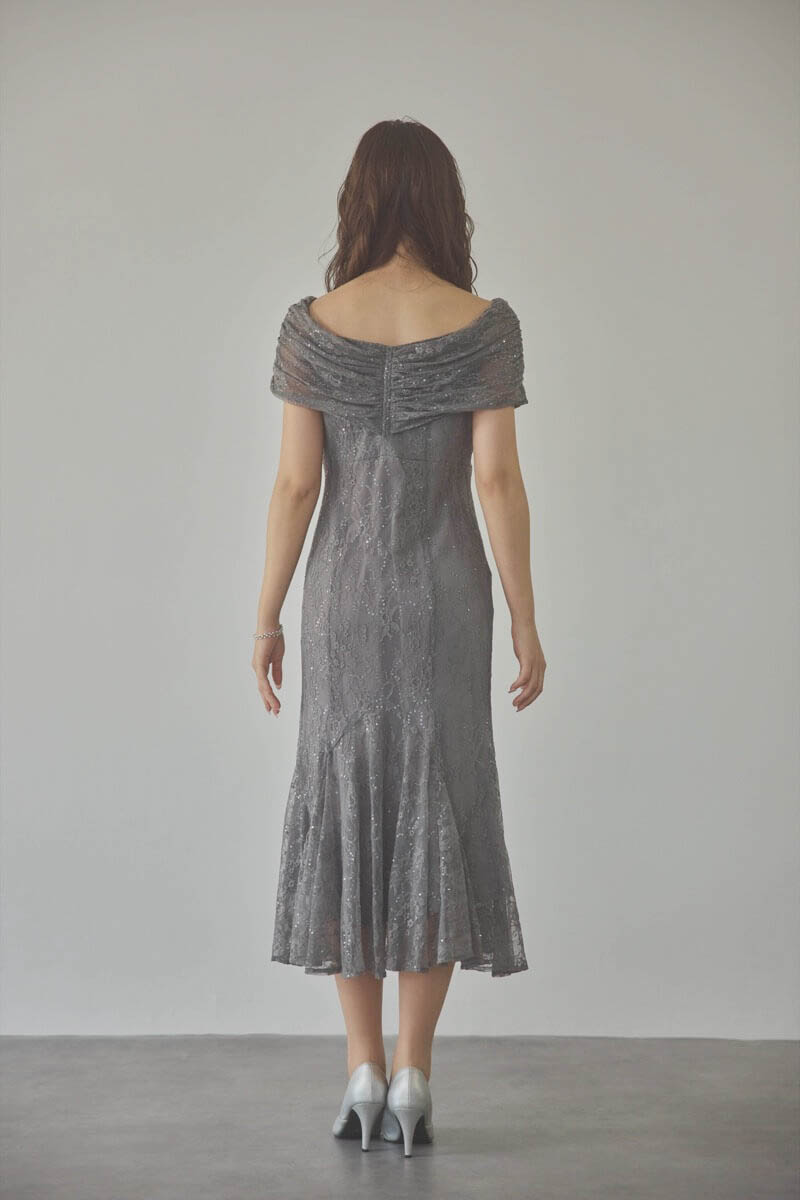 グレーのオフショルマーメイドレースドレス