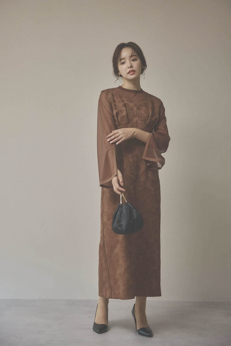 ブラウンのジャガードIラインドレス