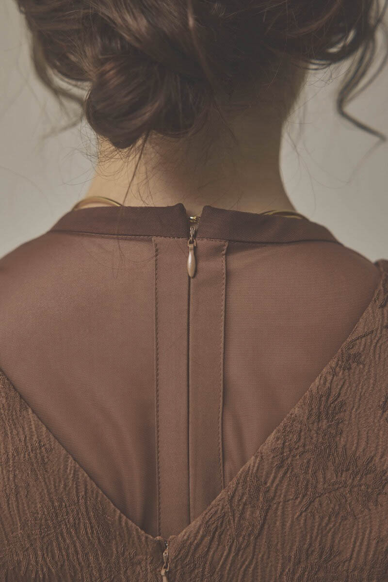 ブラウンのジャガードIラインドレス