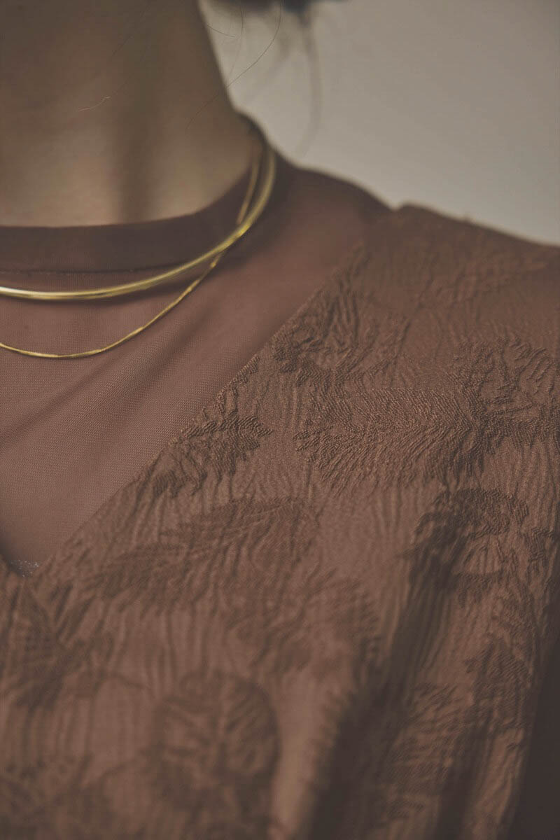 ブラウンのジャガードIラインドレス