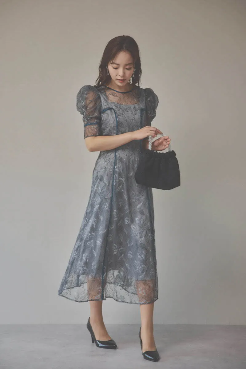 グレーのチュール刺繍パフスリーブドレス