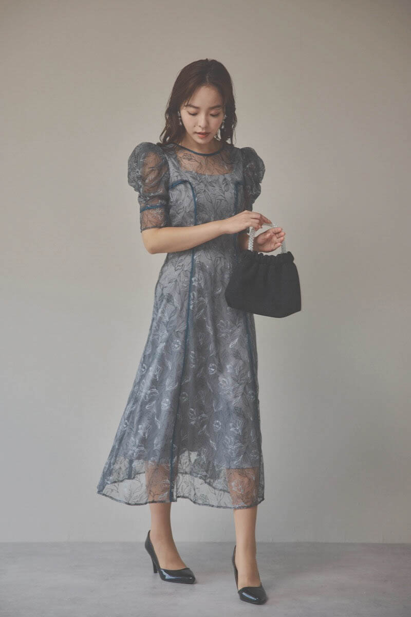 グレーのチュール刺繍パフスリーブドレス