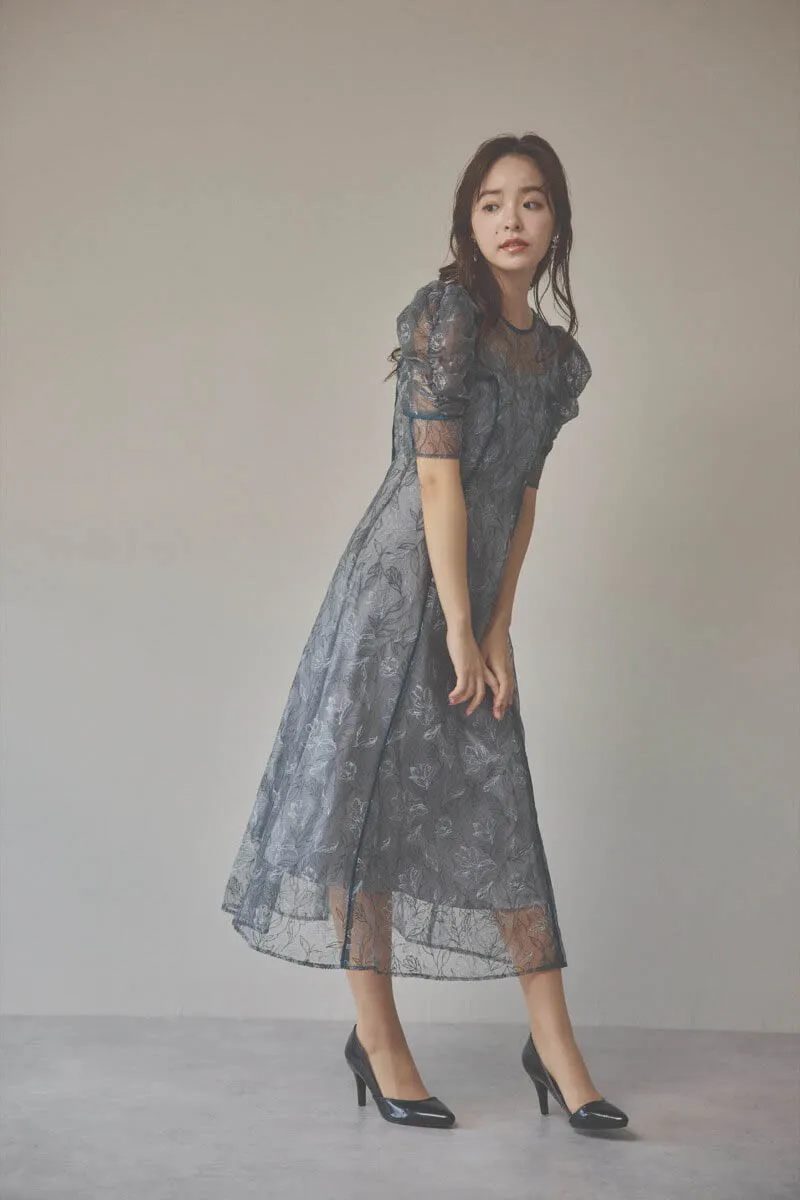 グレーのチュール刺繍パフスリーブドレス