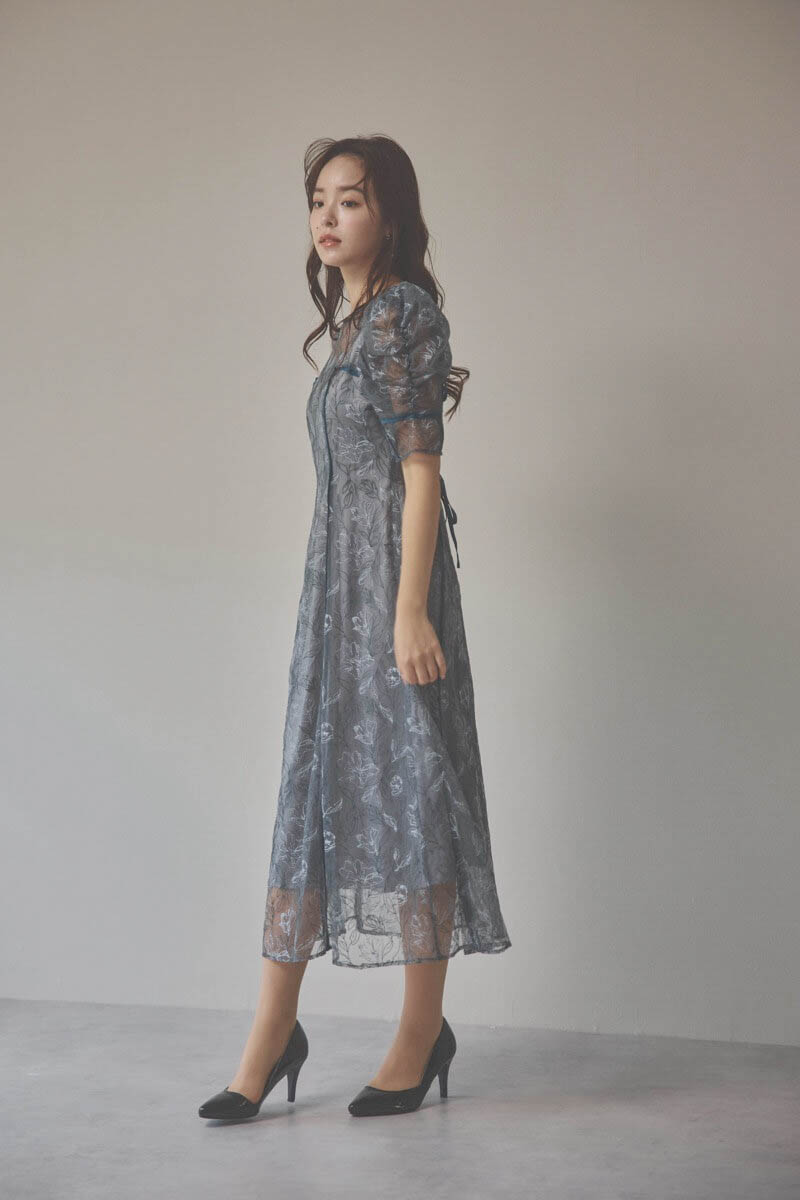 グレーのチュール刺繍パフスリーブドレス