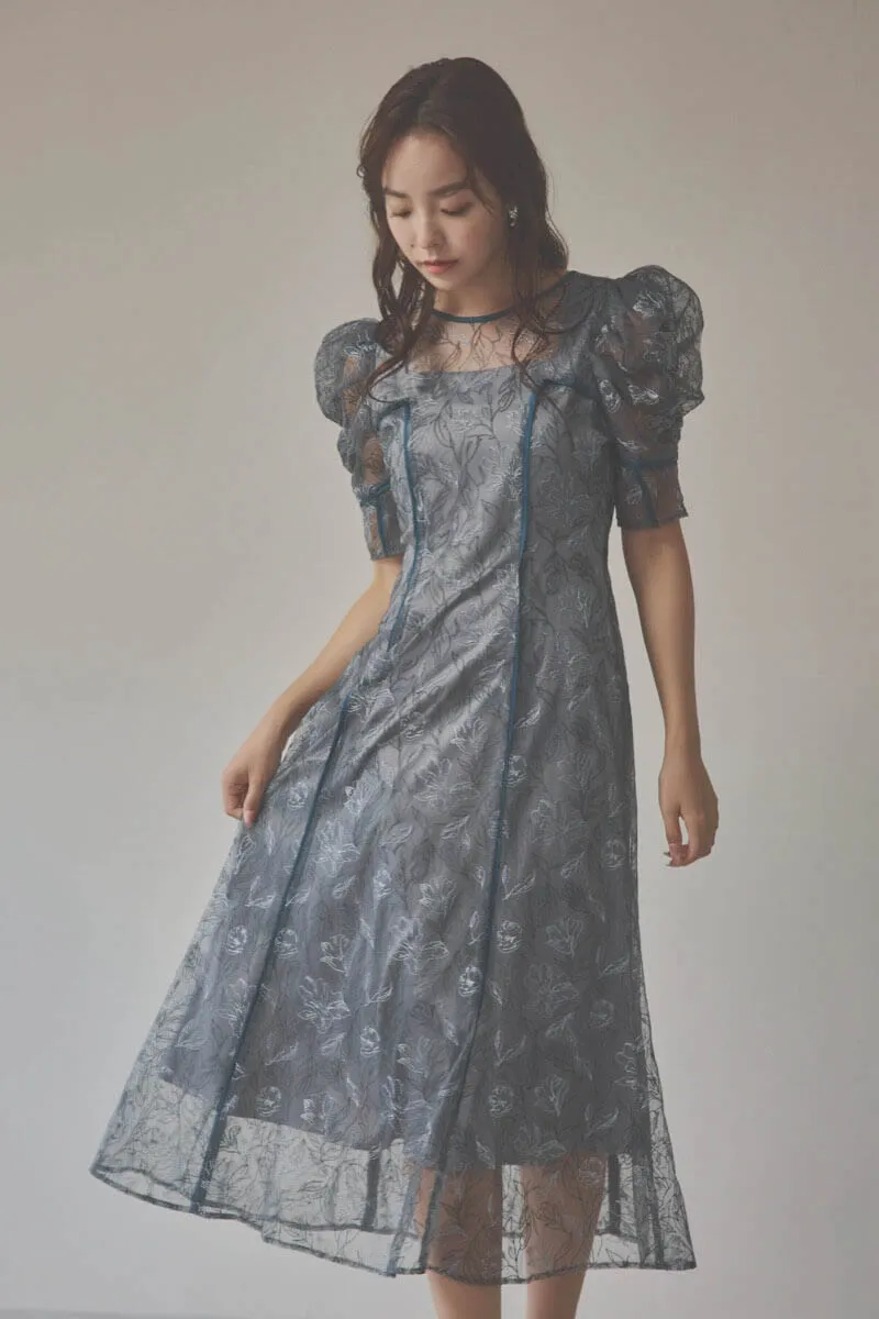 グレーのチュール刺繍パフスリーブドレス