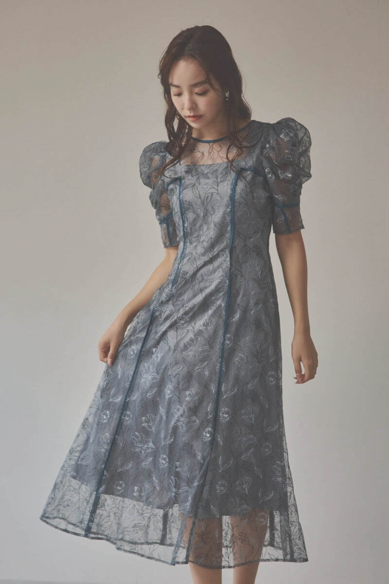 グレーのチュール刺繍パフスリーブドレス