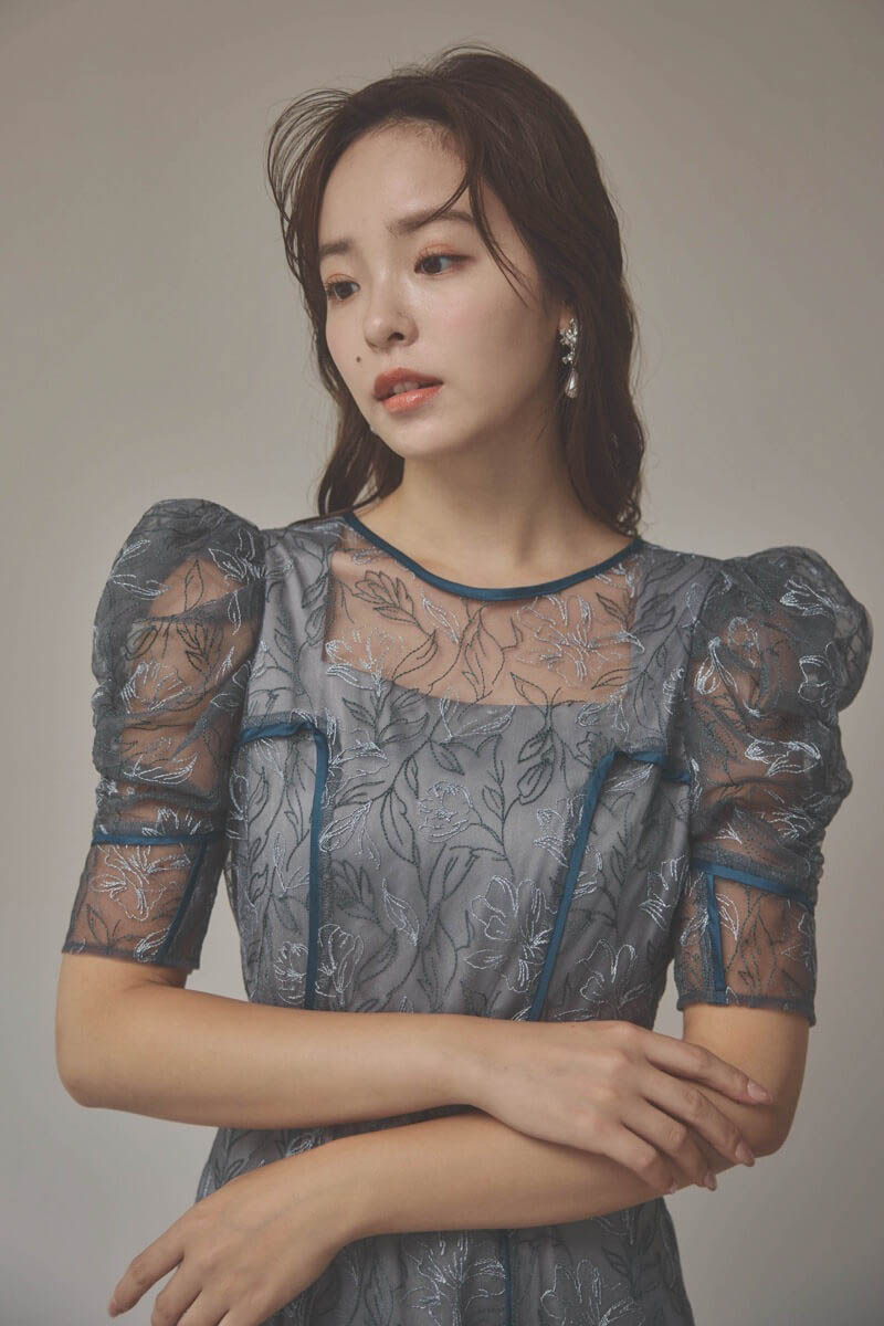 グレーのチュール刺繍パフスリーブドレス