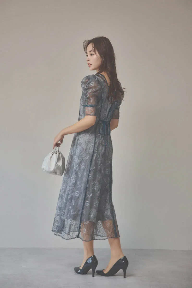 グレーのチュール刺繍パフスリーブドレス