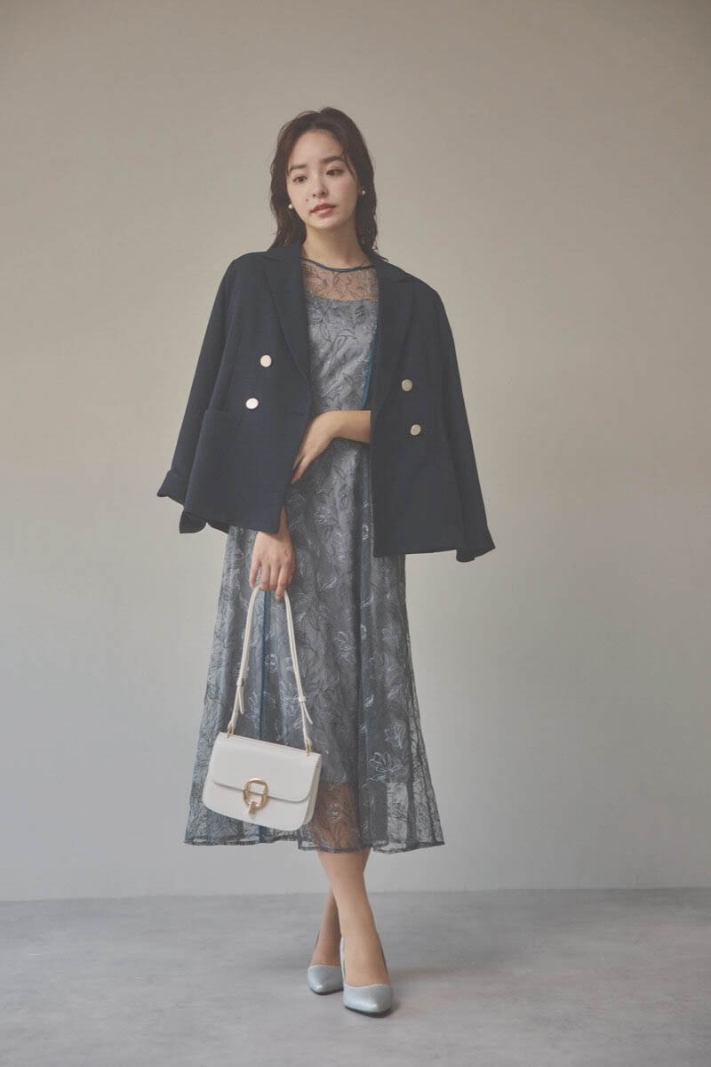 グレーのチュール刺繍パフスリーブドレス