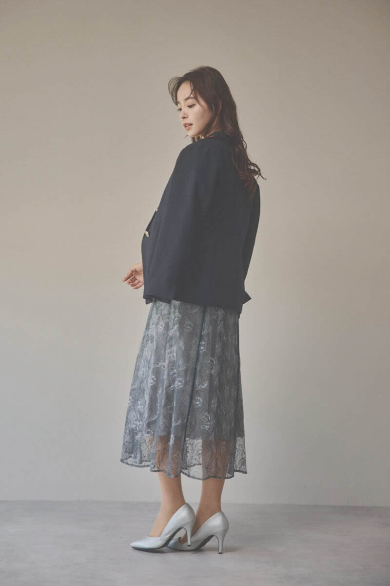 グレーのチュール刺繍パフスリーブドレス