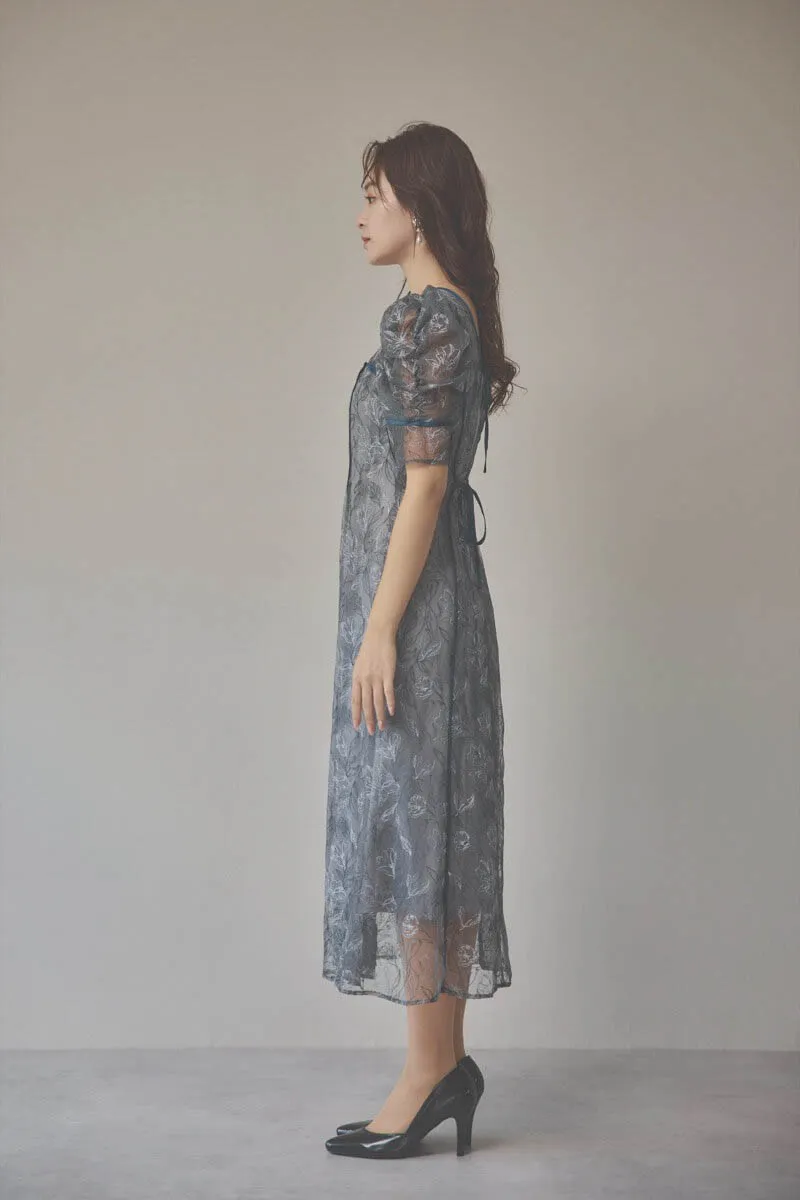 グレーのチュール刺繍パフスリーブドレス