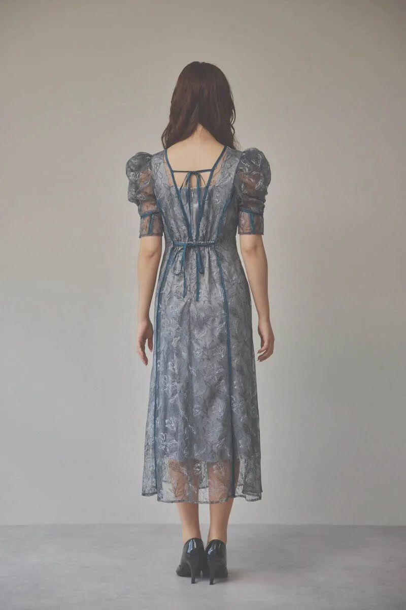 グレーのチュール刺繍パフスリーブドレス