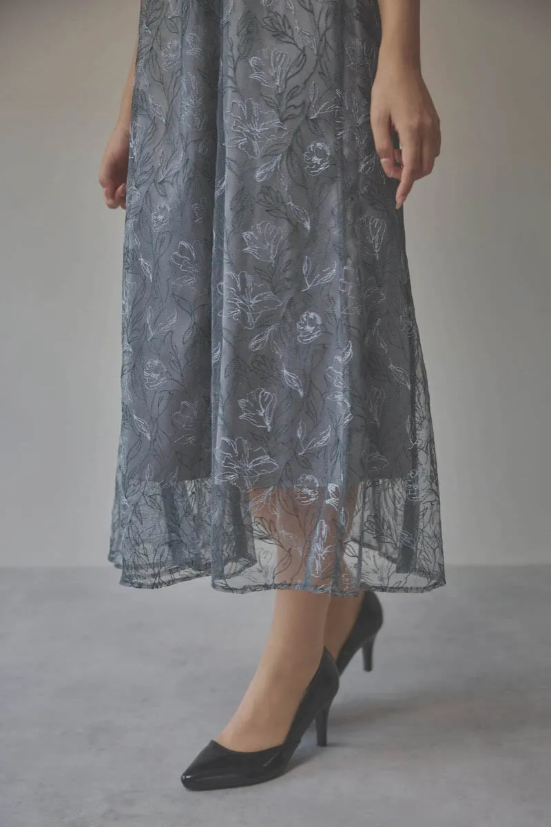 グレーのチュール刺繍パフスリーブドレス