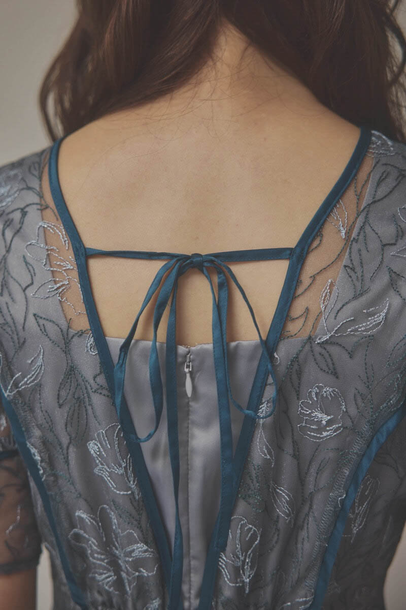 グレーのチュール刺繍パフスリーブドレス