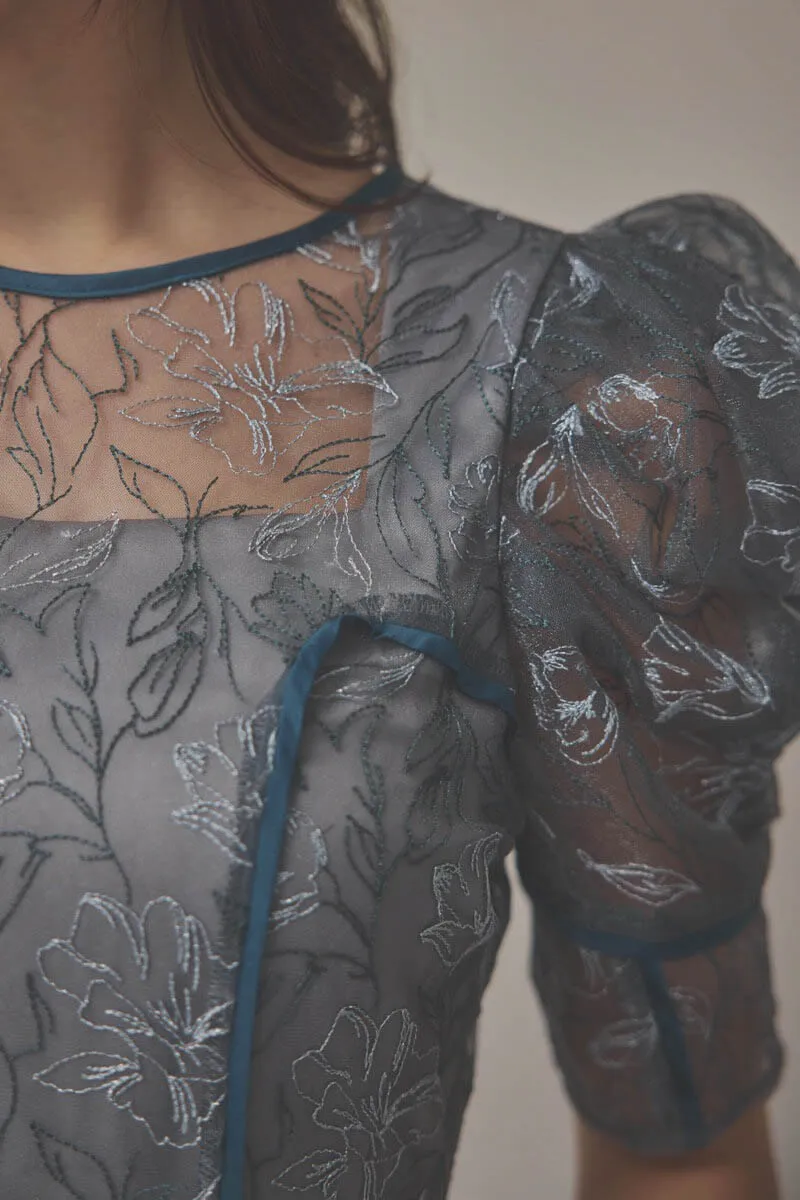 グレーのチュール刺繍パフスリーブドレス