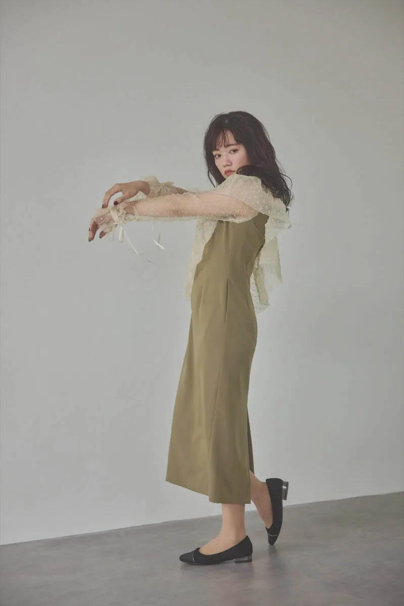 ベージュ×オリーブのメニーウェイラッフルケープドレス