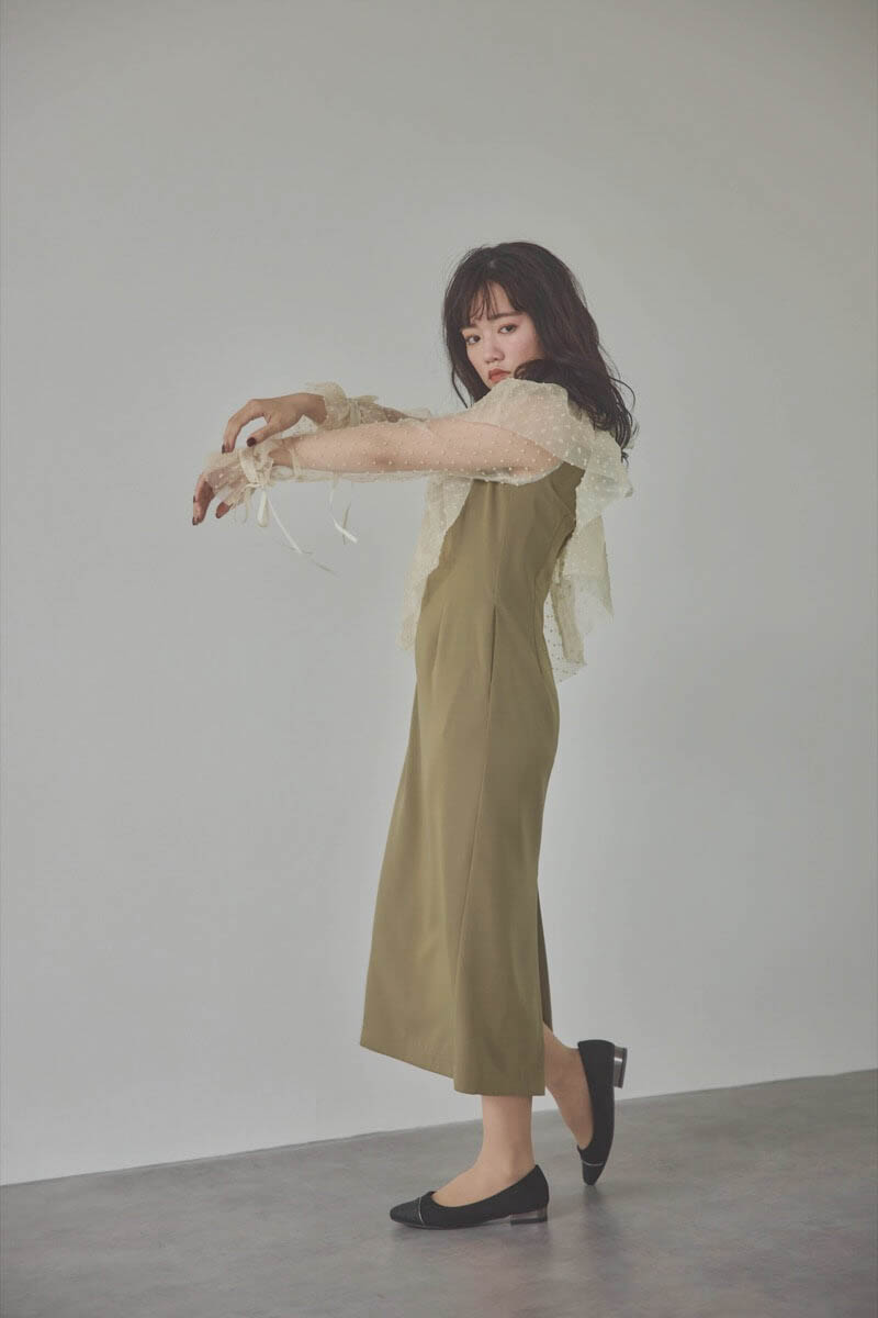 ベージュ×オリーブのメニーウェイラッフルケープドレス