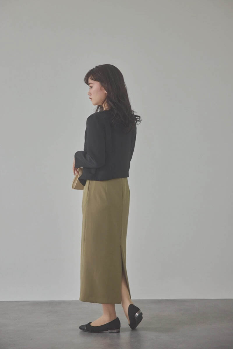 ベージュ×オリーブのメニーウェイラッフルケープドレス