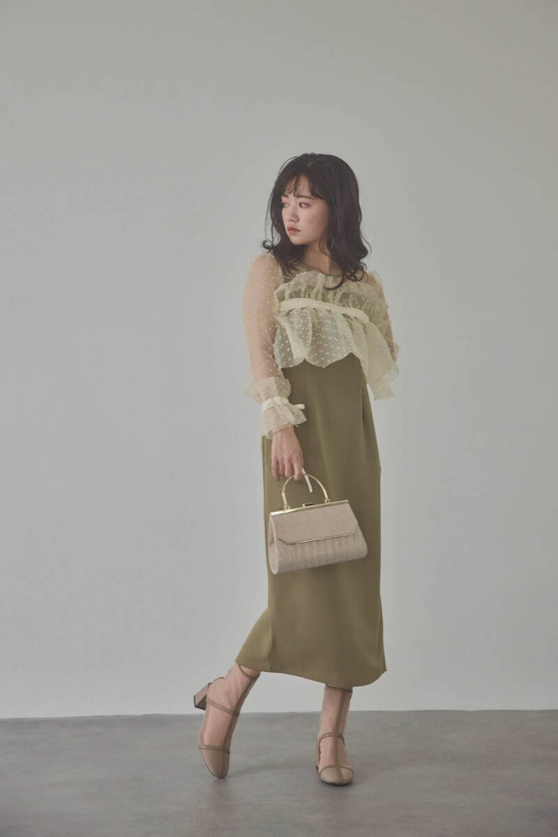 ベージュ×オリーブのメニーウェイラッフルケープドレス