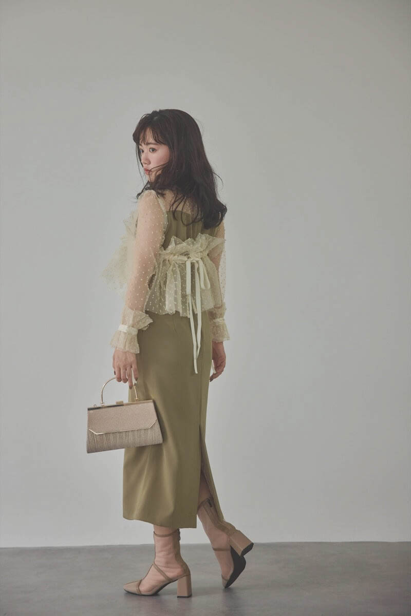 ベージュ×オリーブのメニーウェイラッフルケープドレス