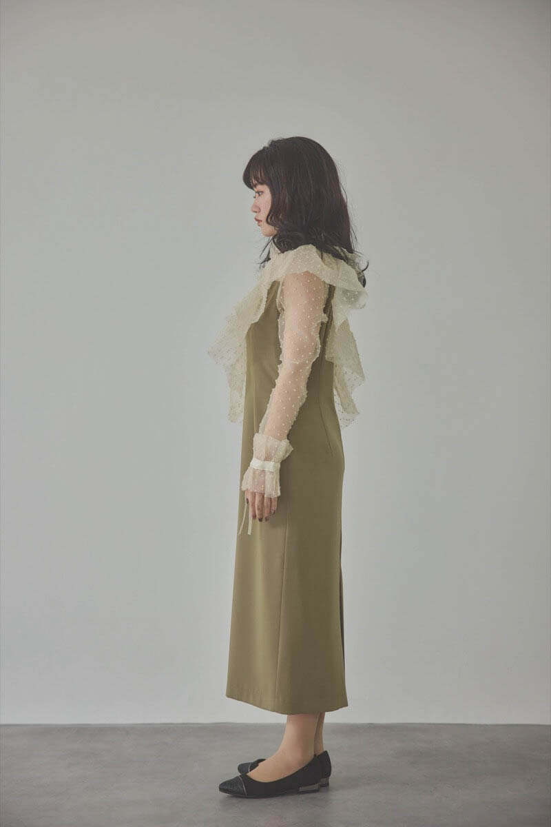 ベージュ×オリーブのメニーウェイラッフルケープドレス