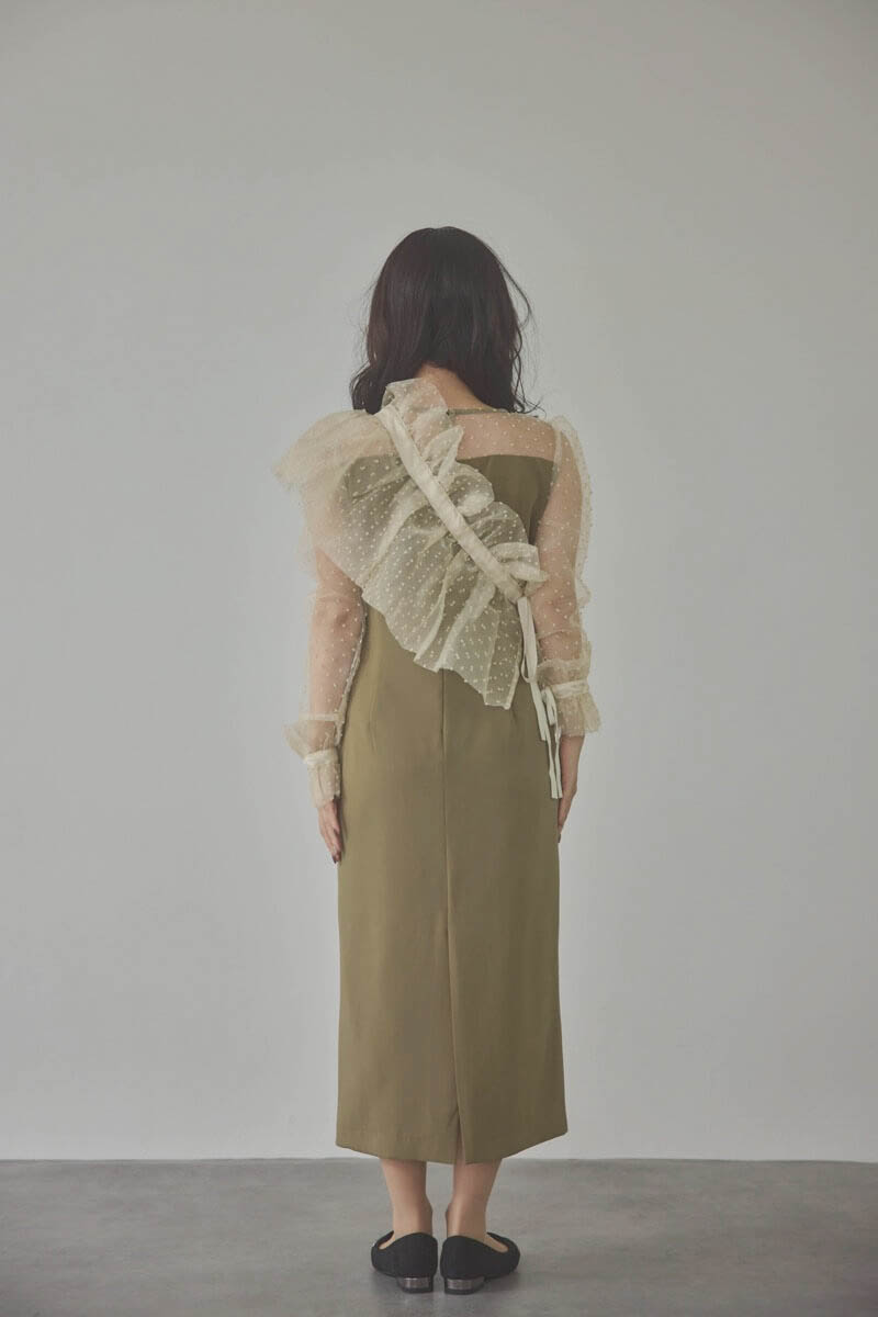 ベージュ×オリーブのメニーウェイラッフルケープドレス