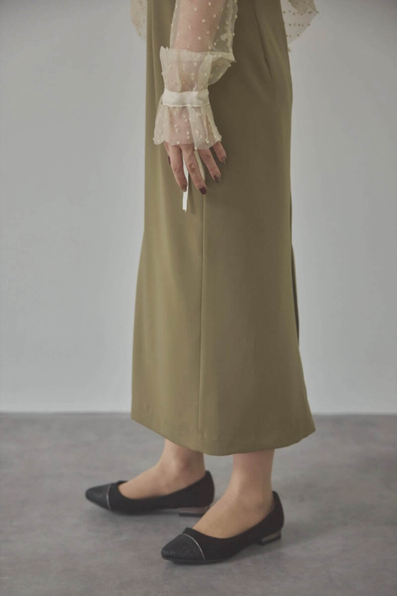 ベージュ×オリーブのメニーウェイラッフルケープドレス