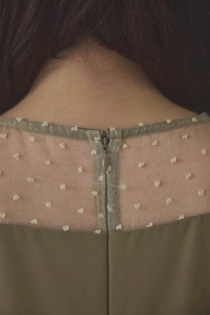 ベージュ×オリーブのメニーウェイラッフルケープドレス