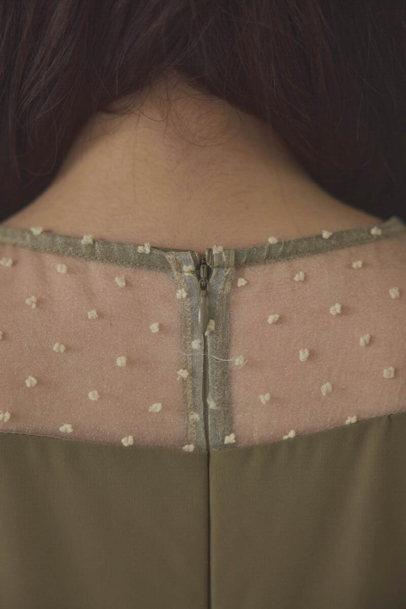 ベージュ×オリーブのメニーウェイラッフルケープドレス