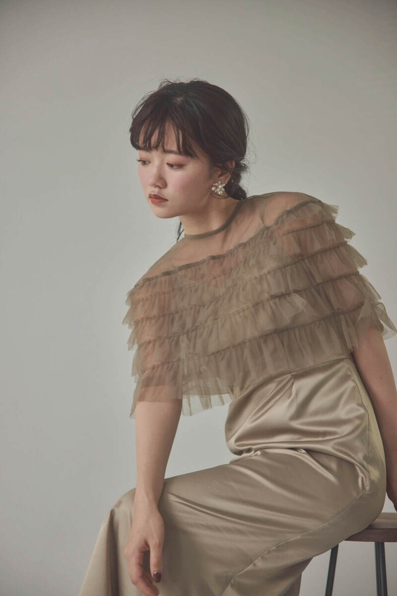 ベージュのフリルケープブラウスセットドレス