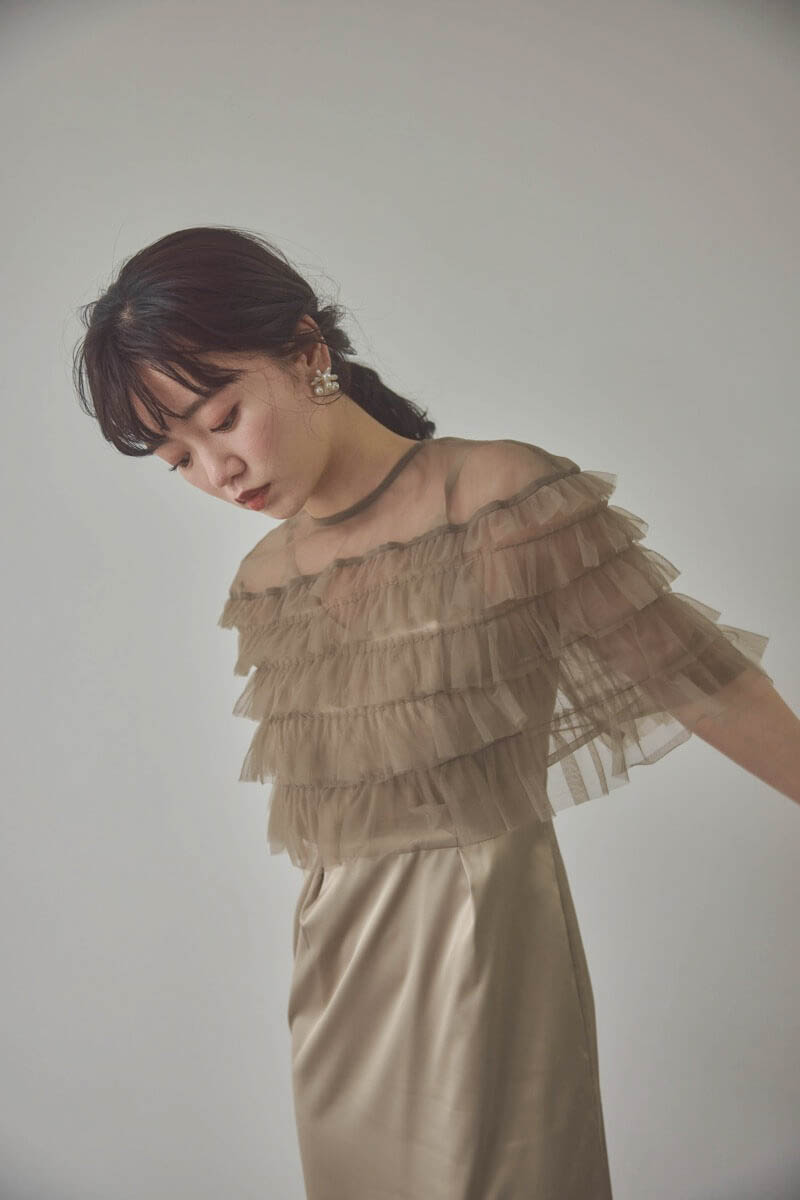 ベージュのフリルケープブラウスセットドレス