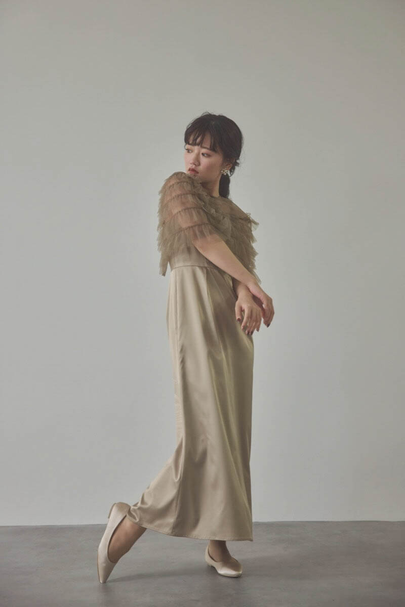 ベージュのフリルケープブラウスセットドレス