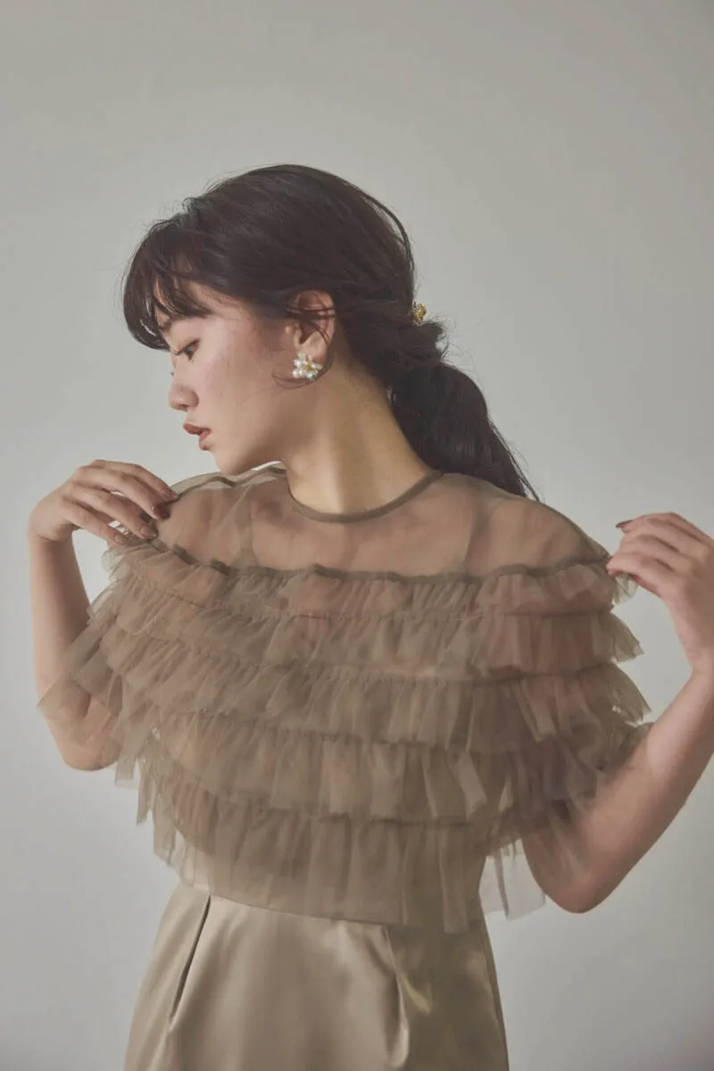 ベージュのフリルケープブラウスセットドレス
