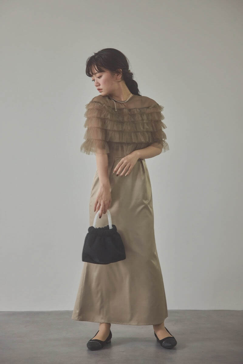 ベージュのフリルケープブラウスセットドレス