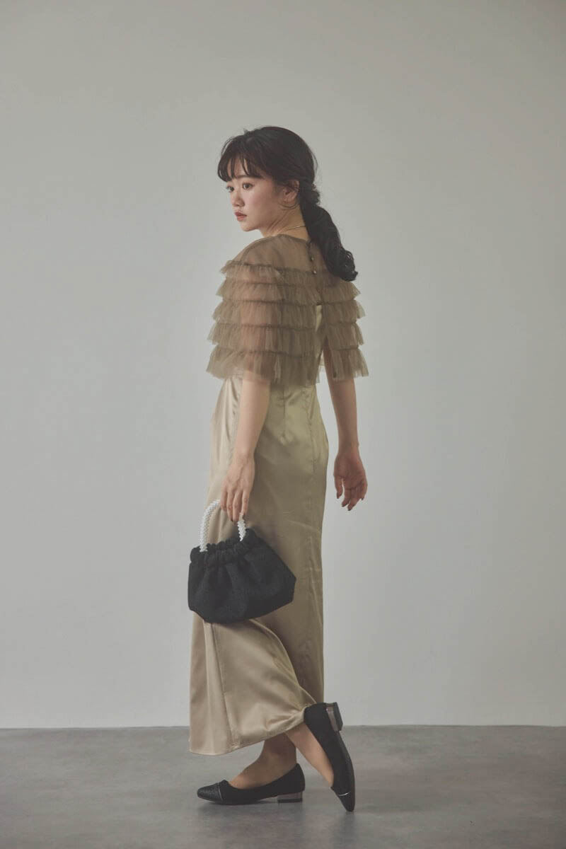 ベージュのフリルケープブラウスセットドレス