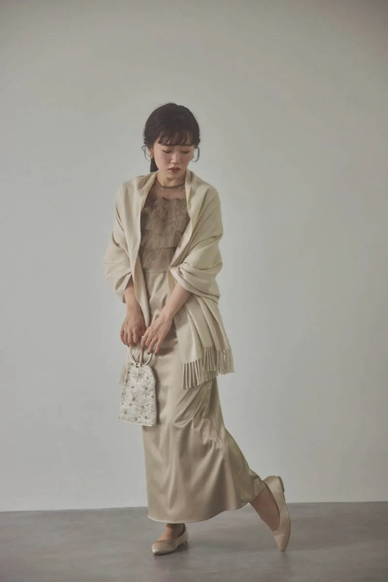 ベージュのフリルケープブラウスセットドレス