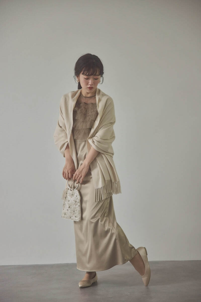 ベージュのフリルケープブラウスセットドレス