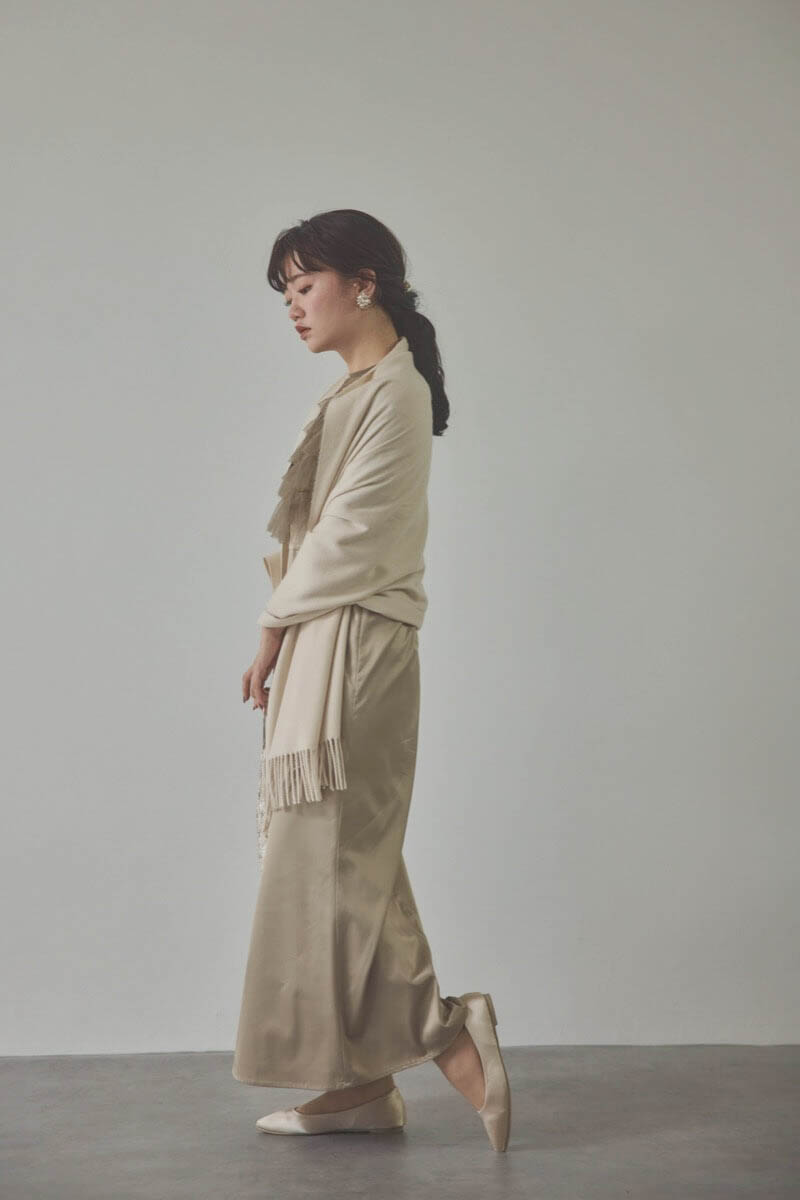 ベージュのフリルケープブラウスセットドレス