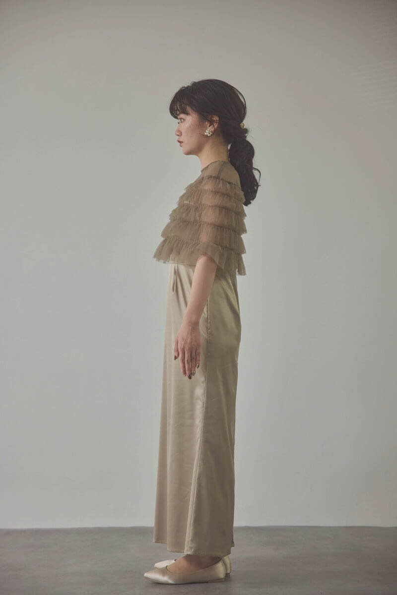 ベージュのフリルケープブラウスセットドレス