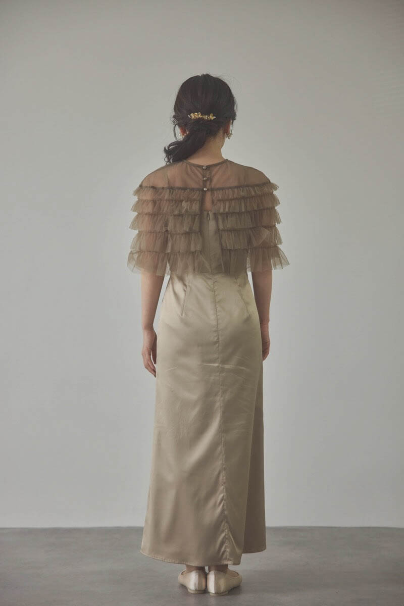 ベージュのフリルケープブラウスセットドレス