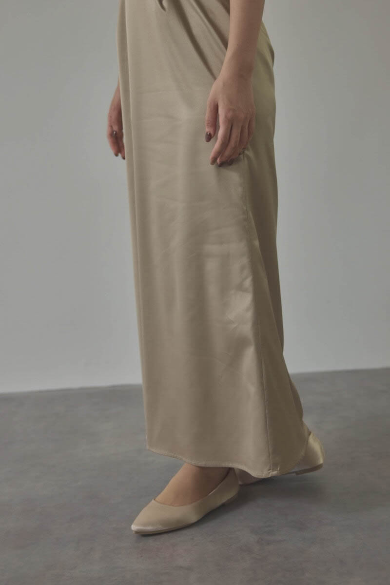 ベージュのフリルケープブラウスセットドレス