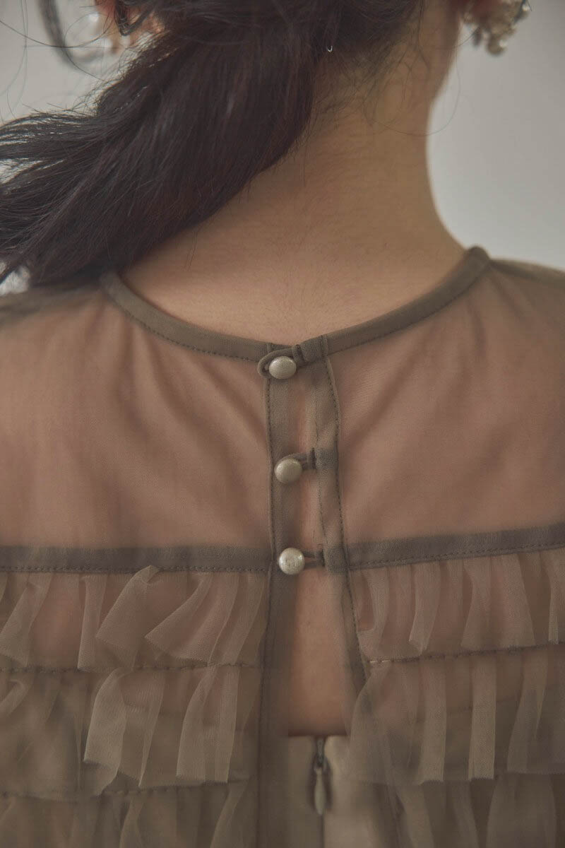 ベージュのフリルケープブラウスセットドレス