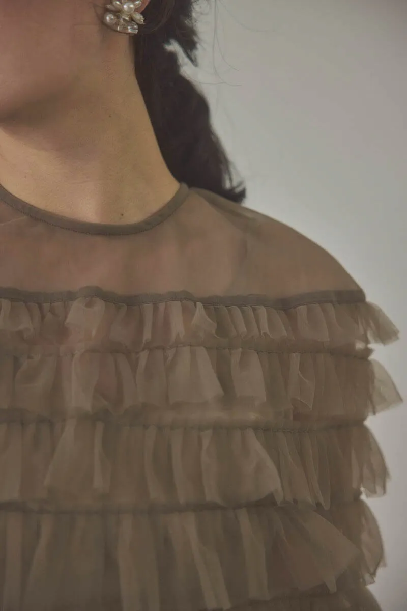 ベージュのフリルケープブラウスセットドレス