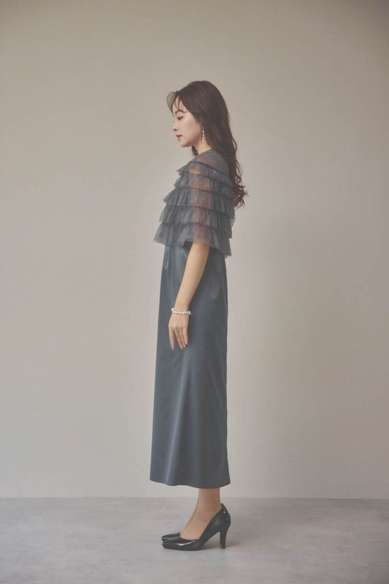 グレーのフリルケープブラウスセットドレス