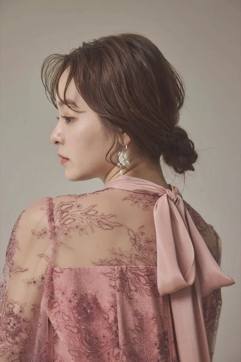 ピンクのシャイニーレースリボンドレス