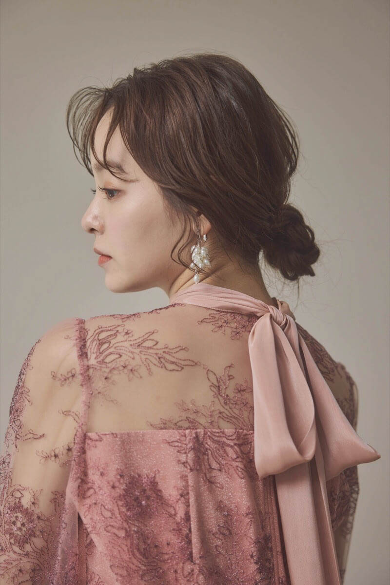 ピンクのシャイニーレースリボンドレス