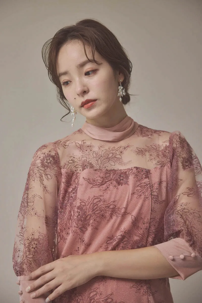 ピンクのシャイニーレースリボンドレス