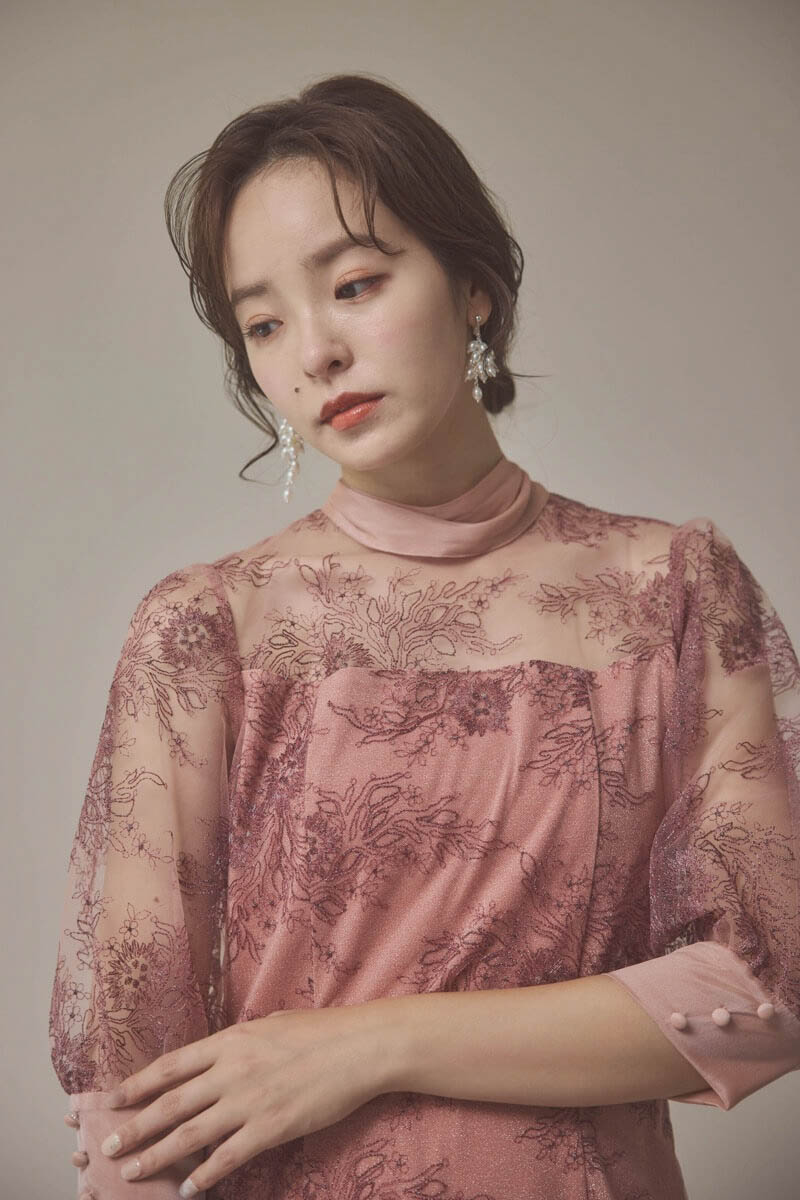 ピンクのシャイニーレースリボンドレス