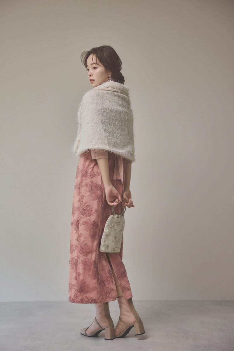 ピンクのシャイニーレースリボンドレス